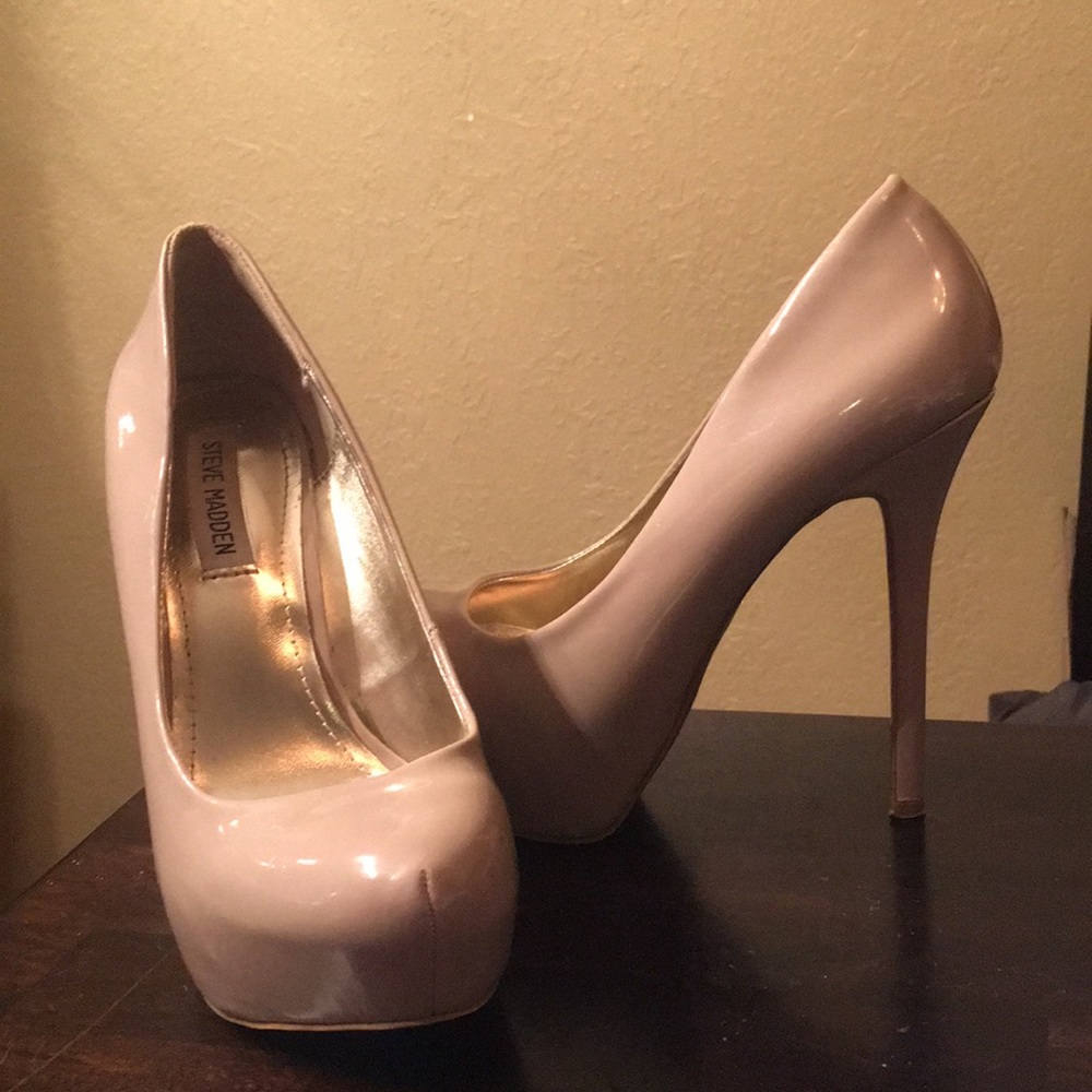 Steve Madden beige pumps in excellent condition